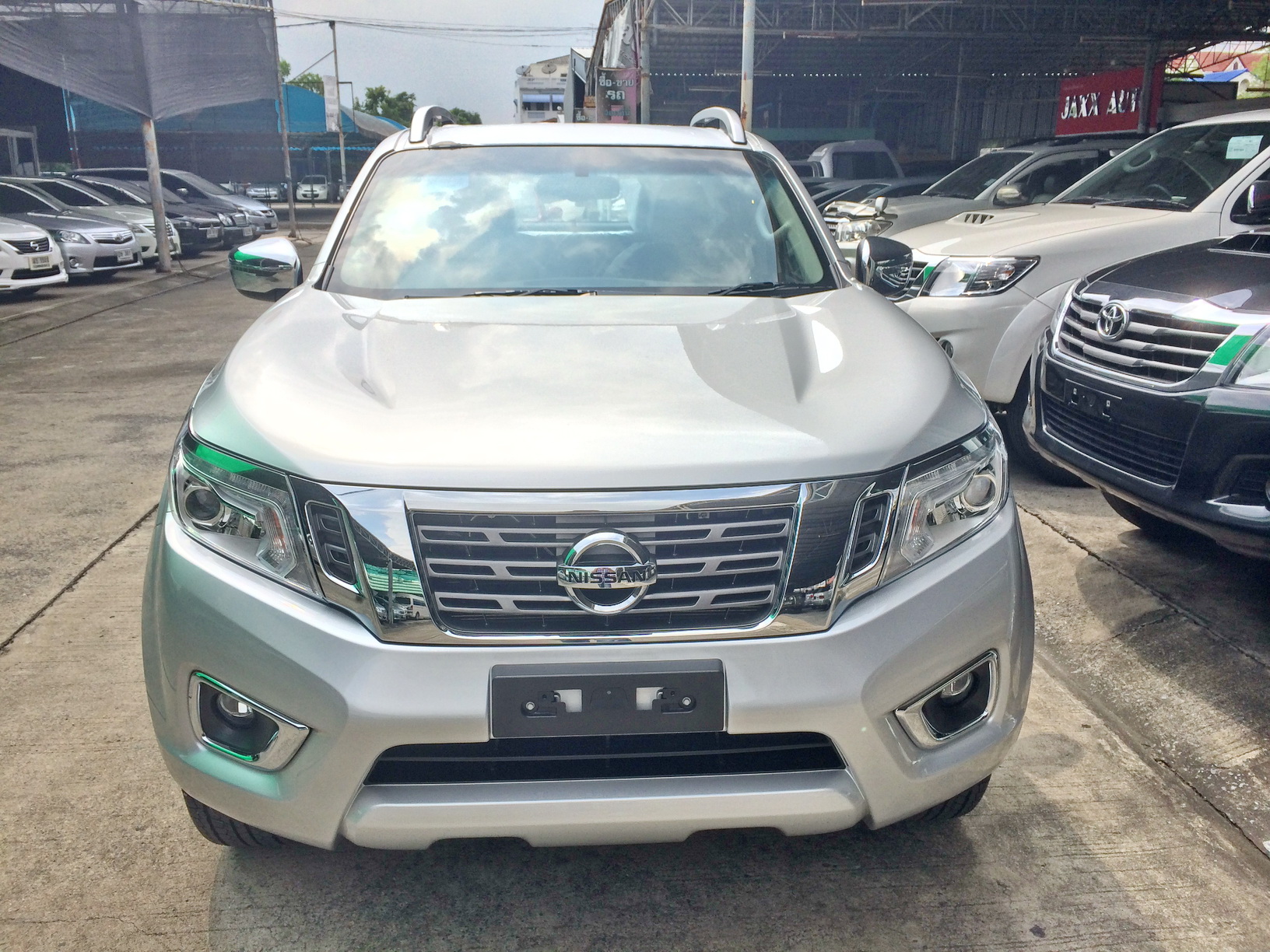 2019 Nissan Navara Exporter, Thailand NP300 4x4, Auto